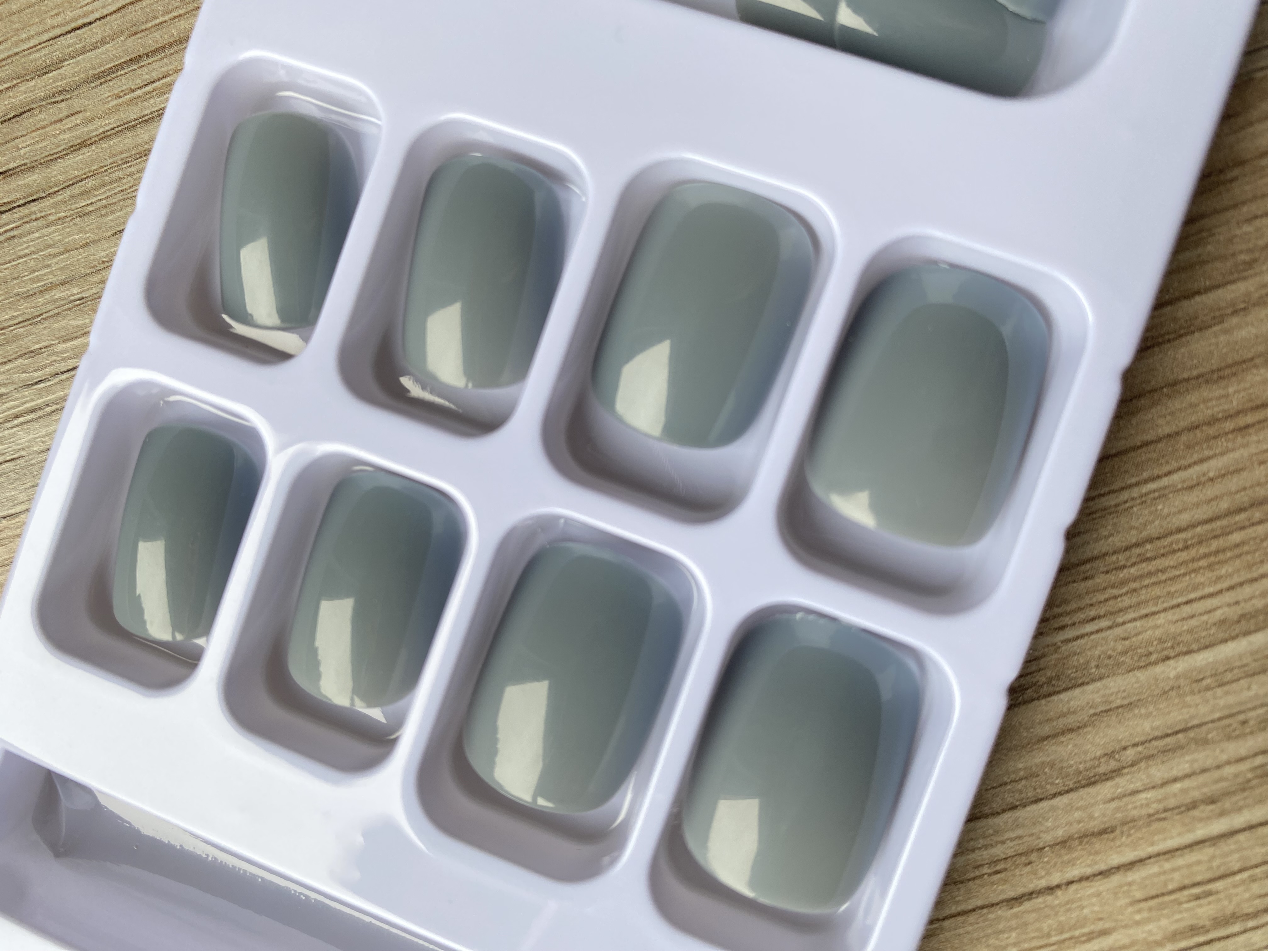 UÑAS PRESS-ON ADHESIVAS CORTAS REDONDEADA 24PCS POSTIZAS REUTILIZABLE GRIS VERDOSO - 3