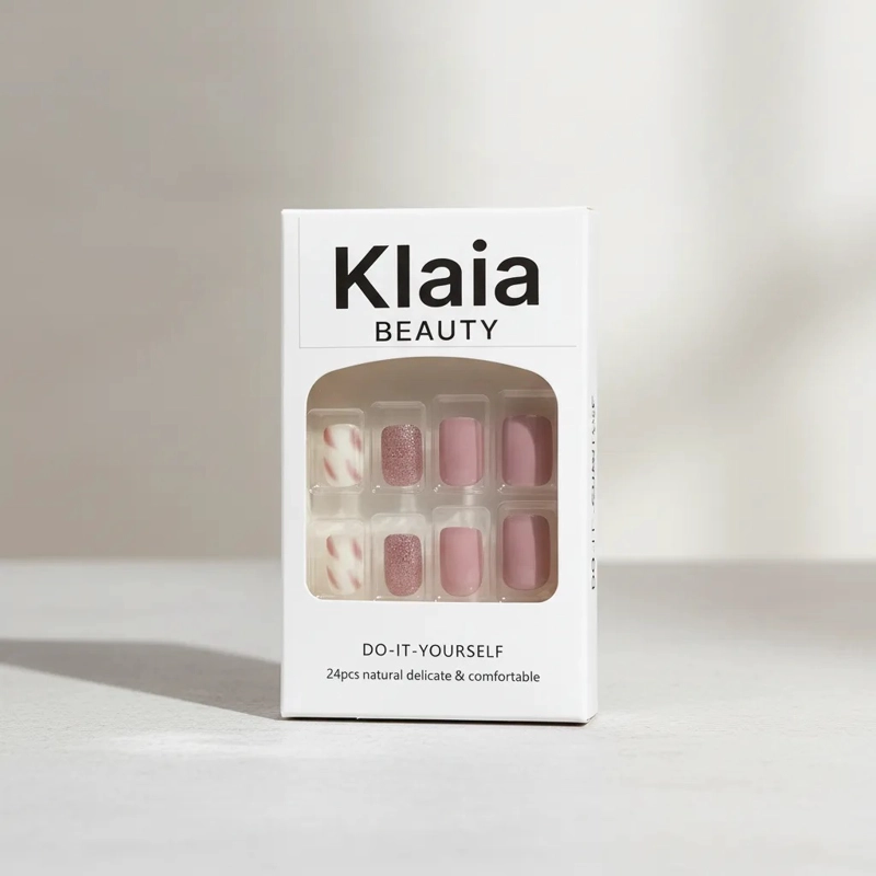 UÑAS PRESS-ON CORTAS SEMI CUADRADRA 24PC DISEÑO LILA Y BLANCO CON BRILLO - 1