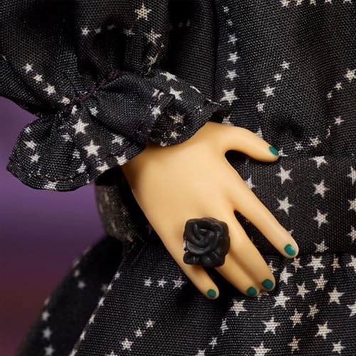 BARBIE INSPIRING MUÑECA ANNA SUI COLECCIONABLE PARA MUJER VESTIDO NEGRO BOHEMIO CHIC CON BOTAS - 4
