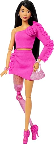 BARBIE MUÑECA DE ESTILO DELUXE 2 EN TRAJE DE BARBIECORE PELO NEGRO Y PIERNA PROTE SICA BRILLANTE - 1