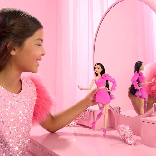 BARBIE MUÑECA DE ESTILO DELUXE 2 EN TRAJE DE BARBIECORE PELO NEGRO Y PIERNA PROTE SICA BRILLANTE - 2