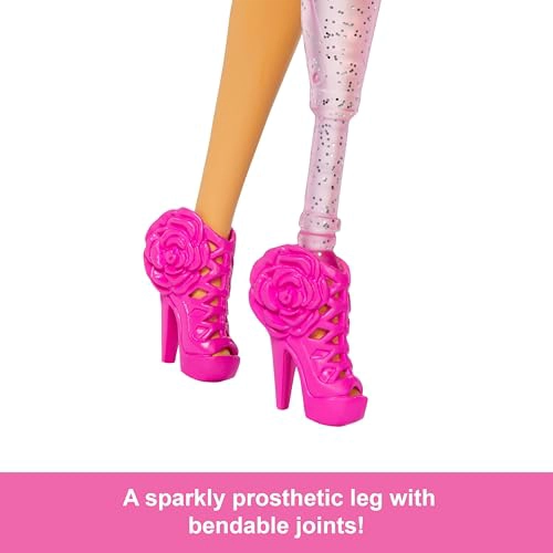 BARBIE MUÑECA DE ESTILO DELUXE 2 EN TRAJE DE BARBIECORE PELO NEGRO Y PIERNA PROTE SICA BRILLANTE - 3