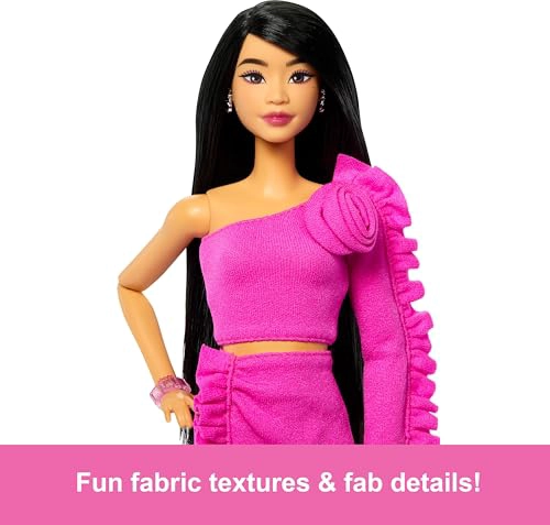 BARBIE MUÑECA DE ESTILO DELUXE 2 EN TRAJE DE BARBIECORE PELO NEGRO Y PIERNA PROTE SICA BRILLANTE - 5