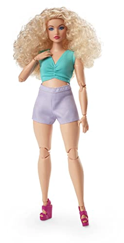 BARBIE MUÑECA DE MODA CON CABELLO RUBIO RIZADO VESTIDO CON TOP CORTO FRUNCIDO Y PANTALONES CORTOS - 1