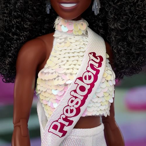 BARBIE MUÑECA COLECCIONABLE THE MOVIE PRESIDENT ISSA RAE COMO PRESIDENTE CON BLUSA BLANCA BRILLANTE - 4