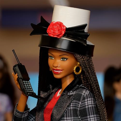 MUÑECA BARBIE SIGNATURE COLECCIONABLE CLUELESS DIONNE CON TRAJE A CUADROS BLANCO Y NEGRO SOMBRERO - 4