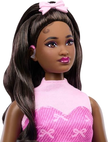 BARBIE MUÑECA DE ESTILO DELUXE 10 EN CONJUNTO DE TOP Y FALDA DE MEZCLILLA ROSA CON ESTAMPADO - 3
