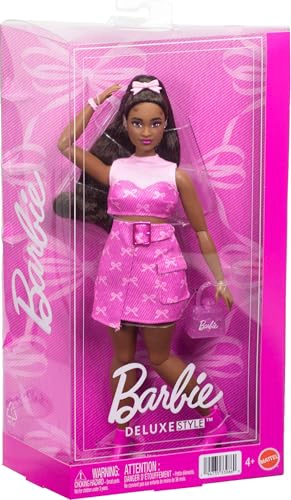 BARBIE MUÑECA DE ESTILO DELUXE 10 EN CONJUNTO DE TOP Y FALDA DE MEZCLILLA ROSA CON ESTAMPADO - 6