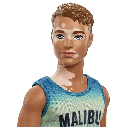 MUÑECA BARBIE FASHIONISTAS KEN 192 CON CABELLO CASTAÑO RECORTADO Y VITILIGO EN TANK TOP MALIBU - 3