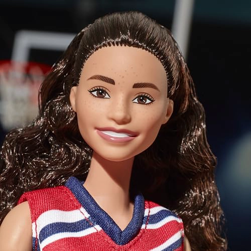 BARBIE MUÑECA EXCLUSIVA SUE BIRD CON ROPA DE UNIFORME NUMERO 10 Y ACCESORIO DE BALONCESTO - 3