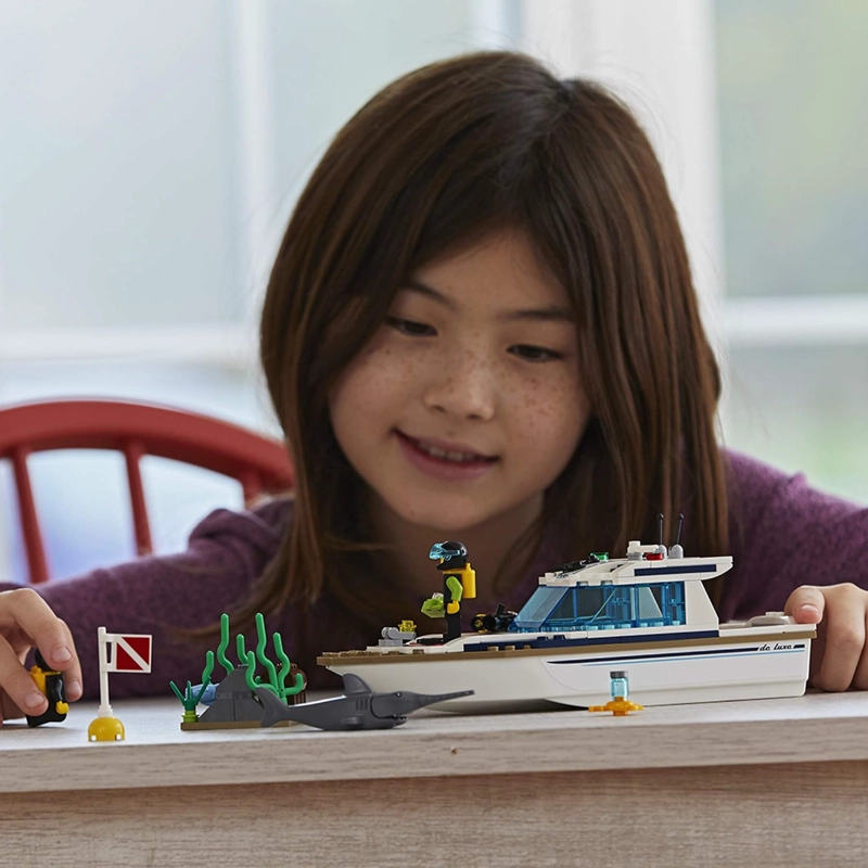 KIT DE MAQUILLAJE CONSTRUCTOR LEGO CITY GRANDES VEHICULOS, YATE DE BUCEO, 60221 148 PIEZAS - 2