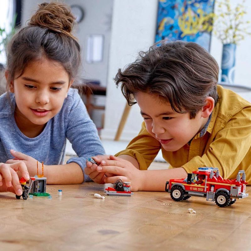 LEGO CITY FIRE CHIEF RESPONSE TRUCK 60231 KIT DE MAQUILLAJE DE CONSTRUCCION 201 PIEZAS - 2