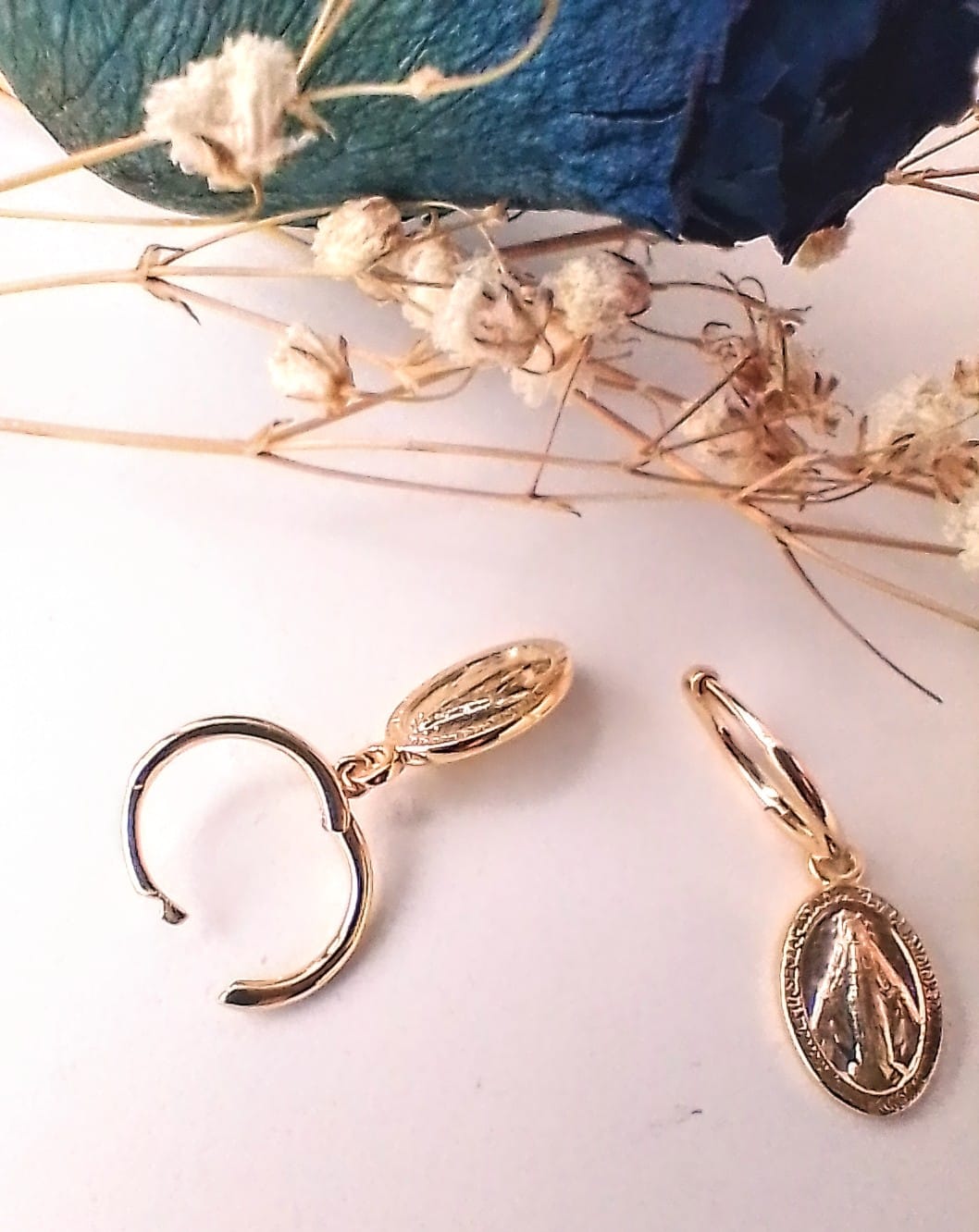 ARGOLLAS EL BAÚL DE JUMA HUGGIES VIRGEN DE LA MILAGROSA PLATA FINA 925 CHAPADA EN ORO 18K - 4
