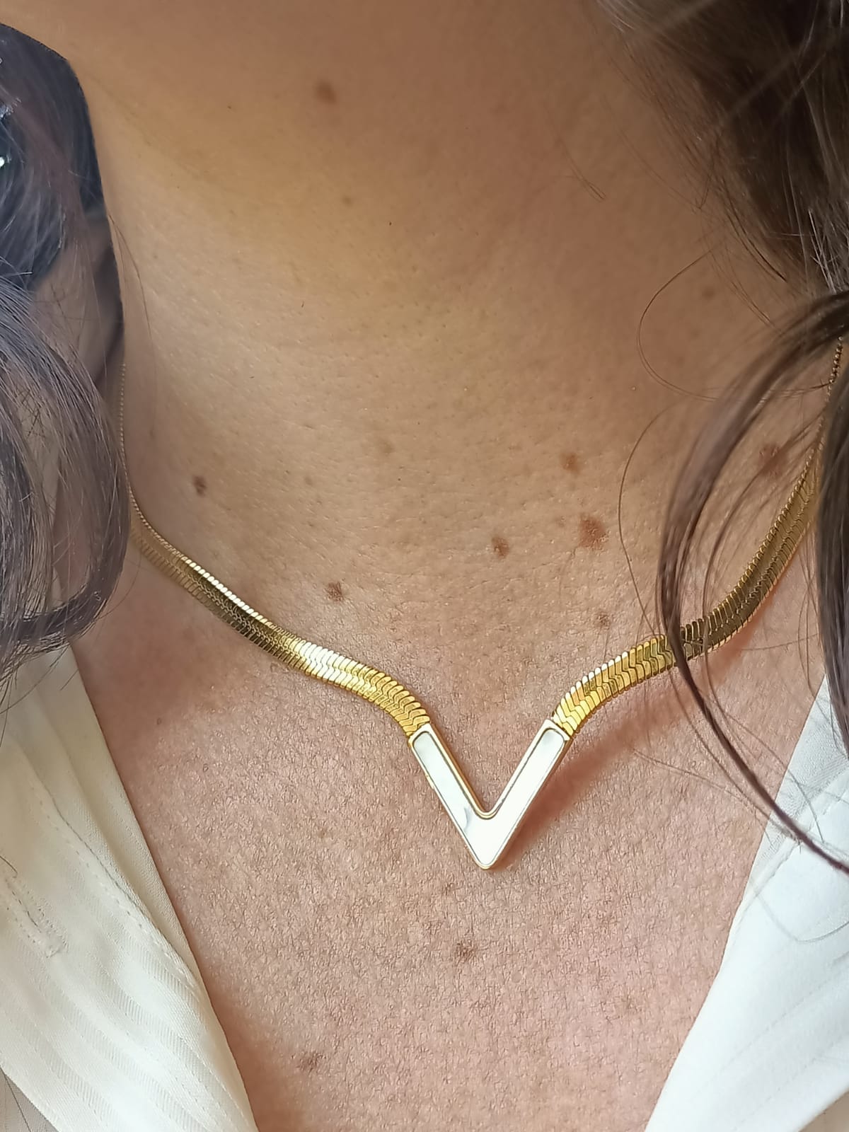 COLGANTE FORMA V NACAR GARGANTILLA ACERO MINIMALISTA ENCHAPADO EN ORO 18K - 3