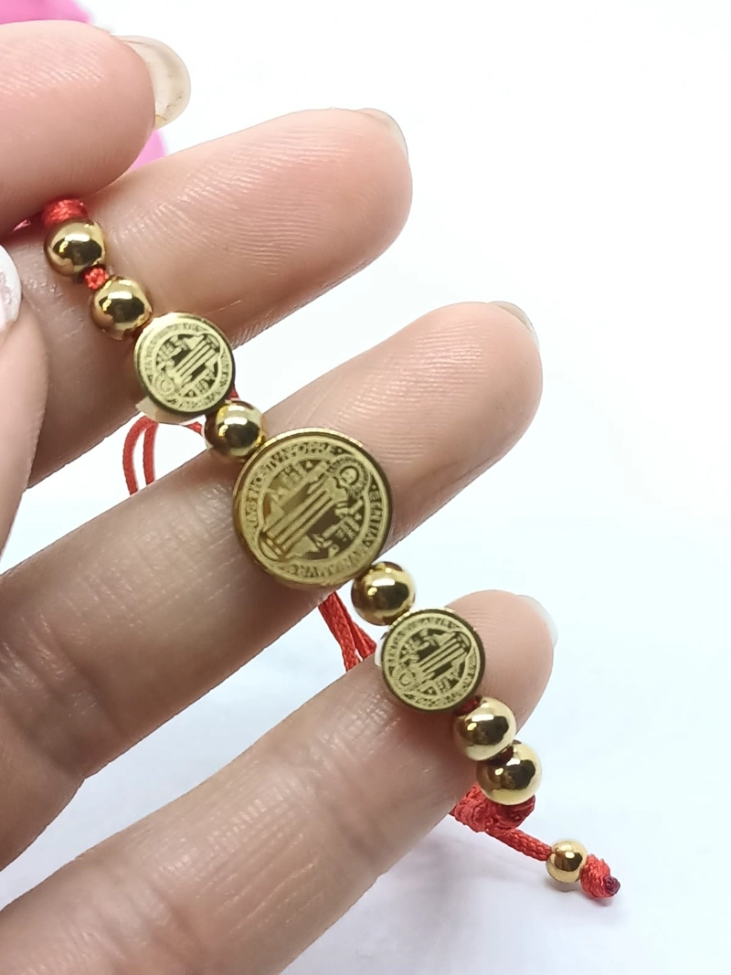 PULSERA DE BUENA SUERTE Y PROTECCIÓN AJUSTABLE MEDALLA SAN BENITO CUERDA EN COLOR ROJO - 2