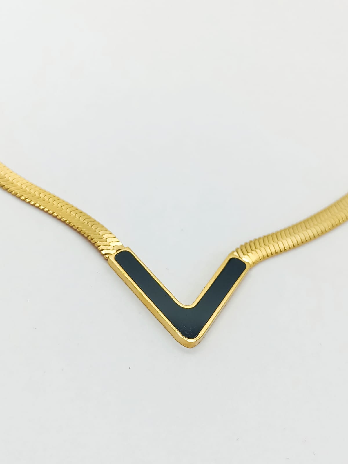 COLGANTE FORMA V EN COLOR NEGRO GARGANTILLA ACERO MINIMALISTA ENCHAPADO EN ORO 18K - 2