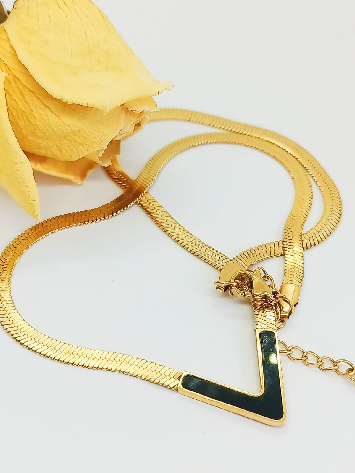 COLGANTE FORMA V EN COLOR NEGRO GARGANTILLA ACERO MINIMALISTA ENCHAPADO EN ORO 18K - 3