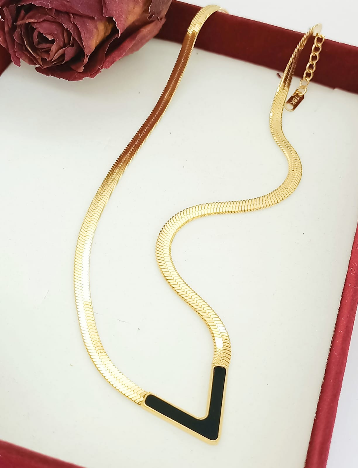 COLGANTE FORMA V EN COLOR NEGRO GARGANTILLA ACERO MINIMALISTA ENCHAPADO EN ORO 18K - 4