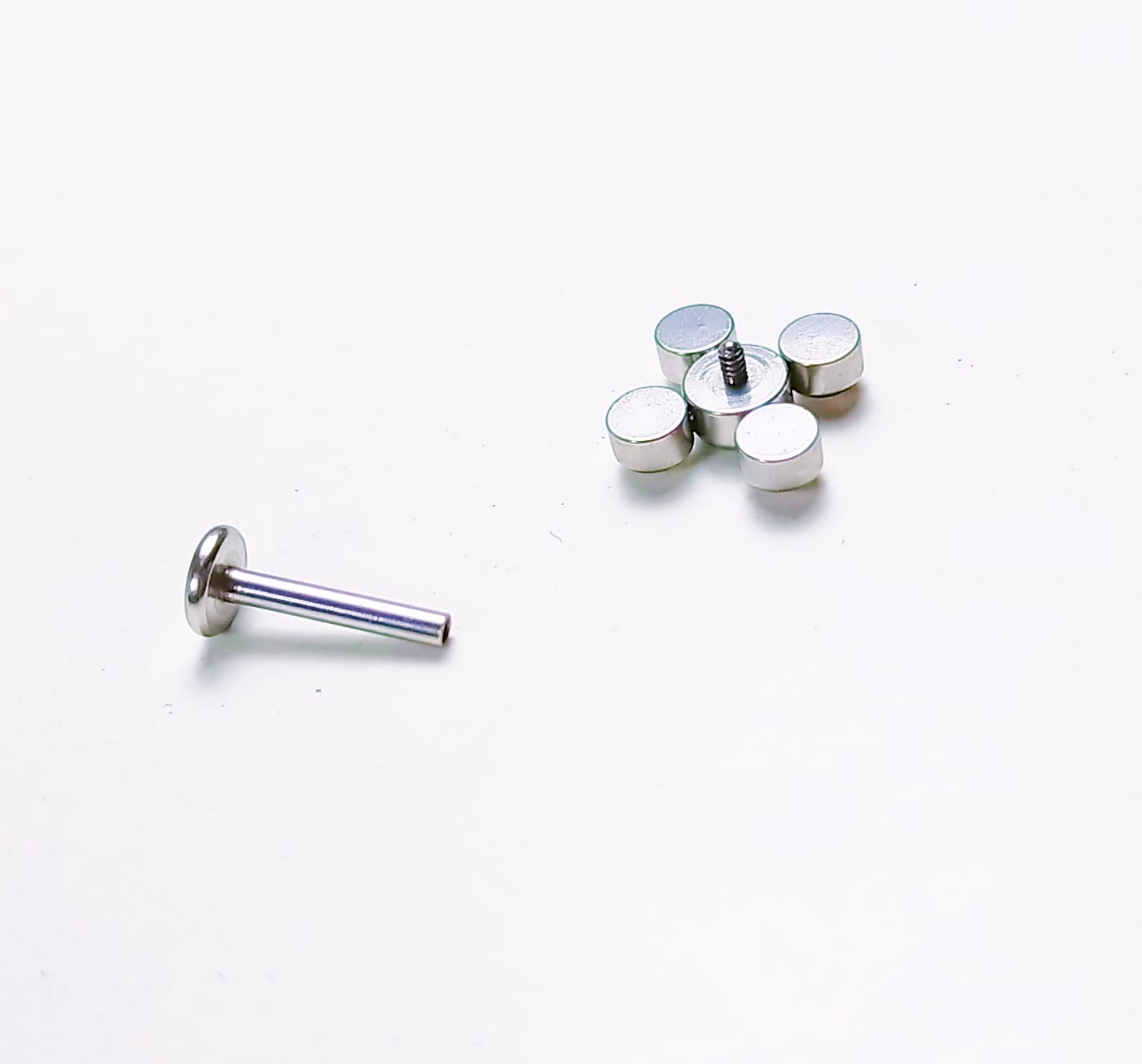 PIERCING PUNTO LUZ TRAGUS CONCH LABRET MODELO DRONE HIPOALERGÉNICO UNIDAD - 2