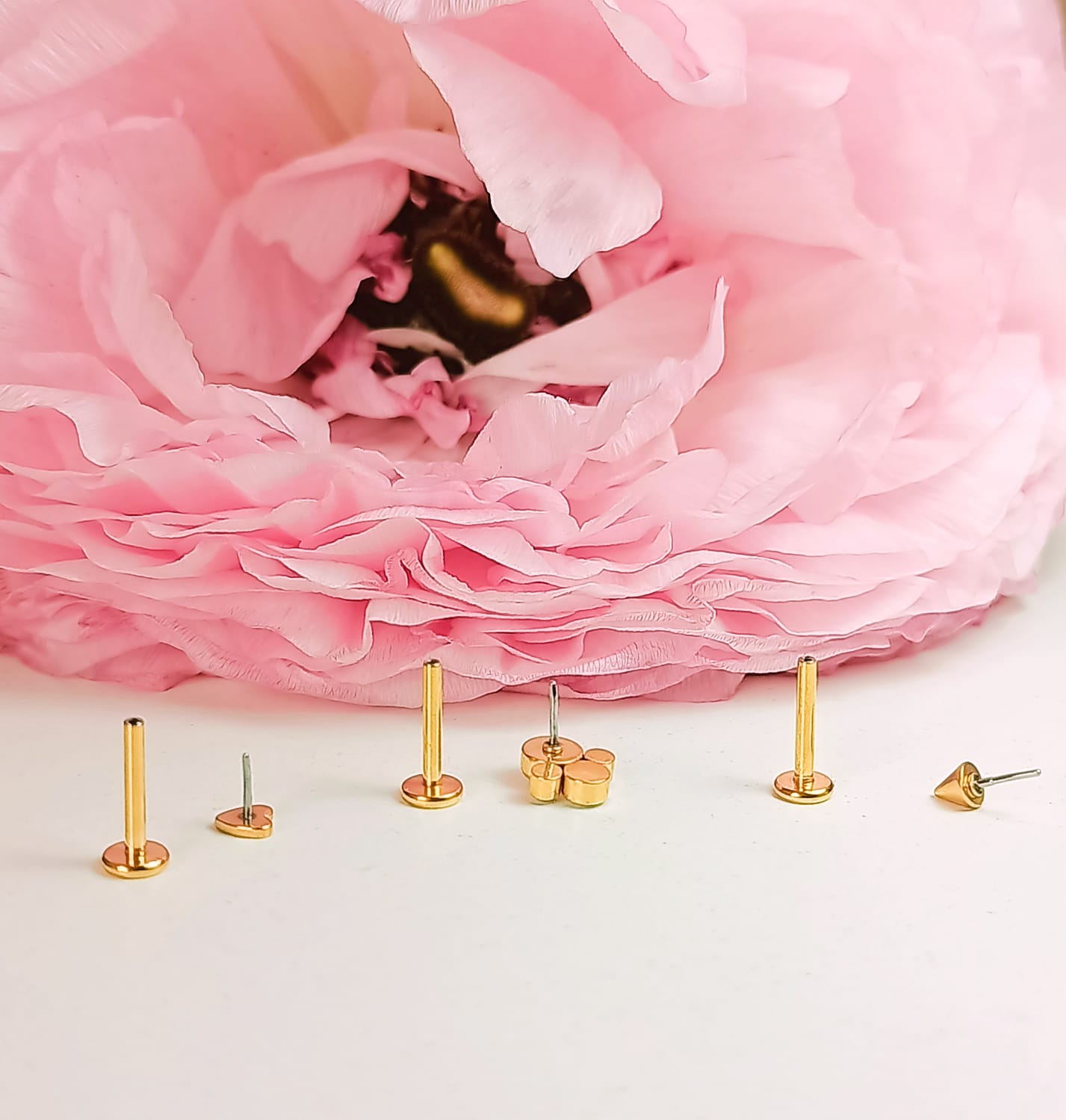 SET PIERCING CHAPADO EN ORO 18K NOSTRIL LABRET FLOR CONO - 2