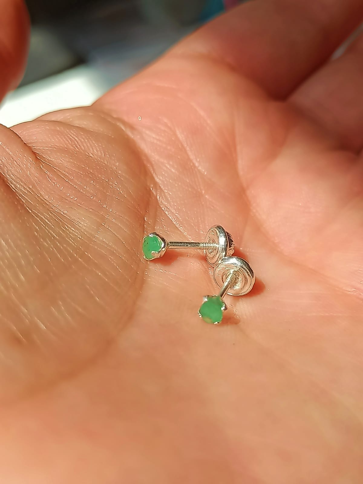 AROS EL BAÚL DE JUMA ABRIDORES DE TUERCA EN PLATA FINA LEY S925 CON ESMERALDA NATURAL GENUINA 3MM - 2