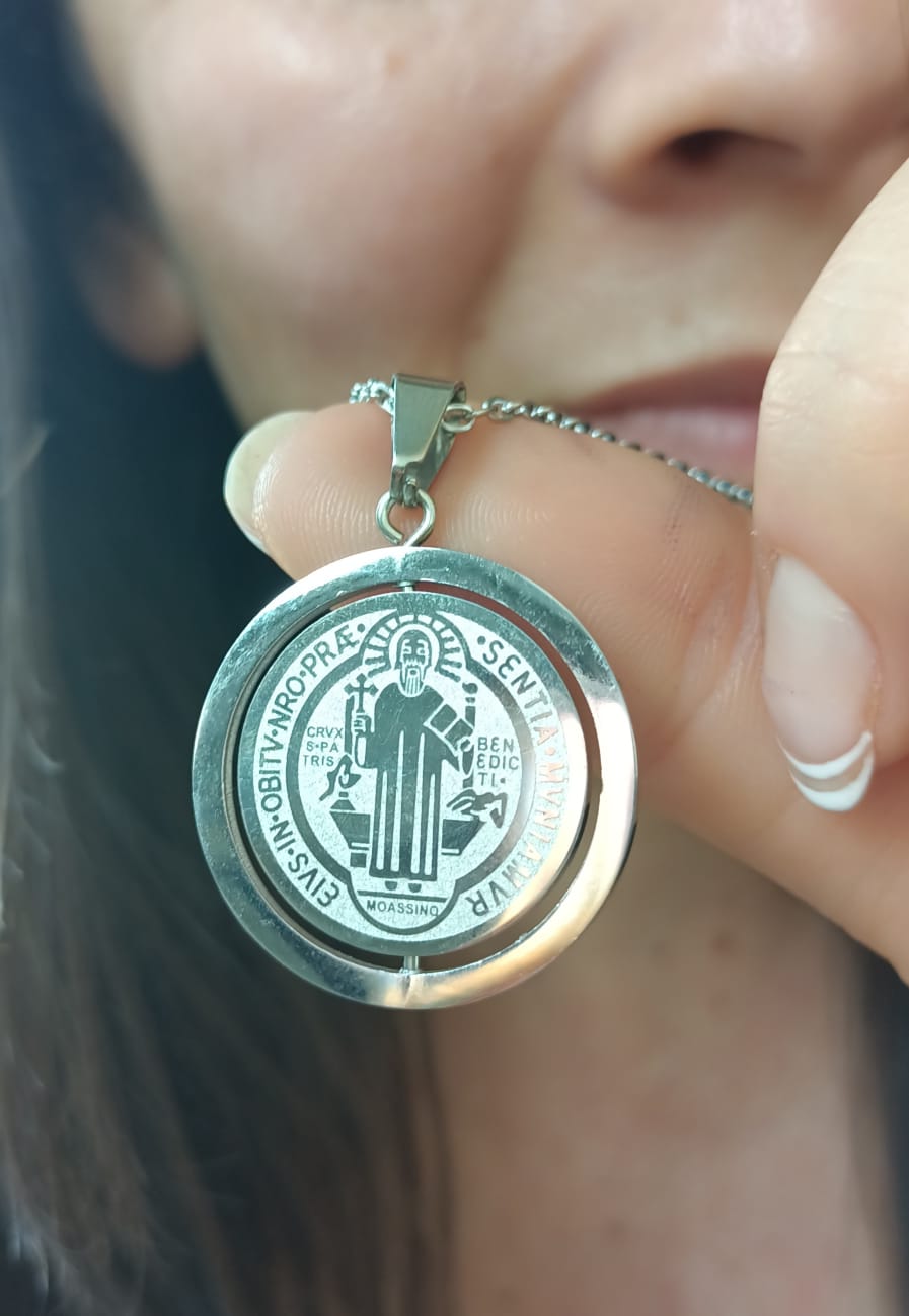 COLGANTE MEDALLA SAN BENITO GIRATORIO ANTIESTRÉS HIPOALERGÉNICO - 3