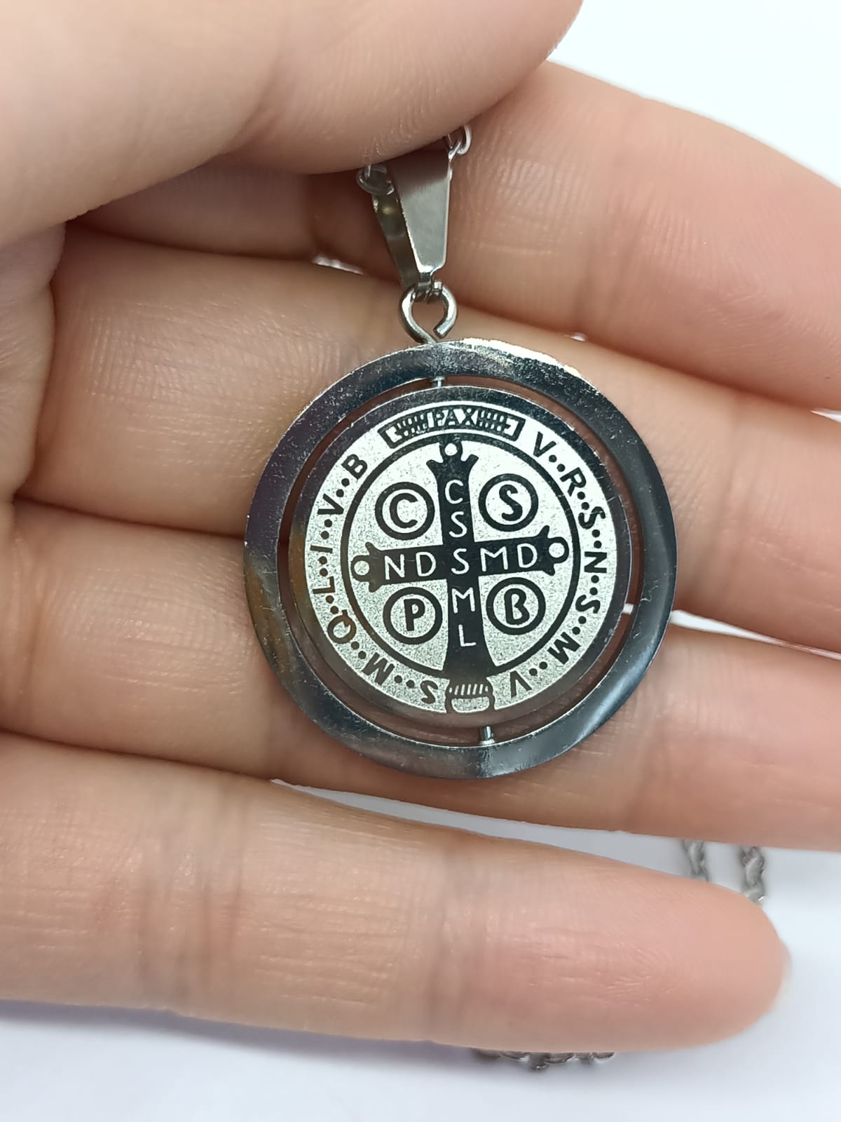 COLGANTE MEDALLA SAN BENITO GIRATORIO ANTIESTRÉS HIPOALERGÉNICO - 4