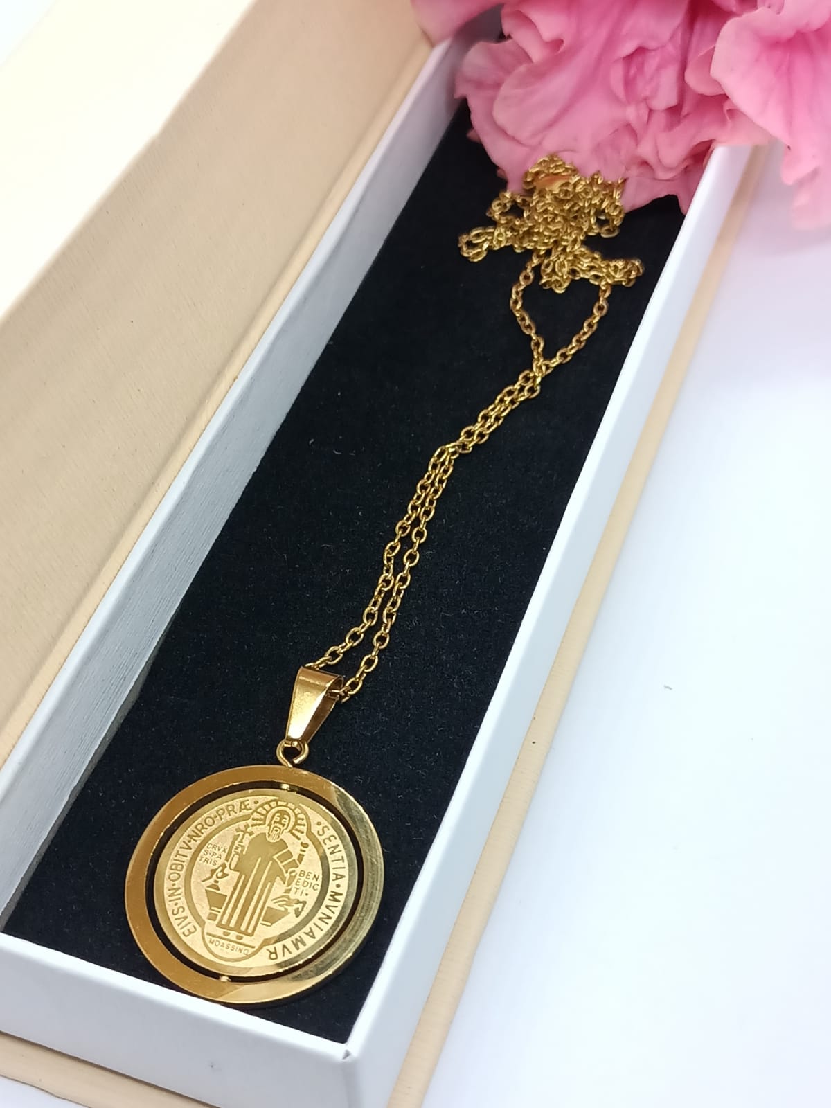 COLGANTE MEDALLA SAN BENITO GIRATORIO ANTIESTRÉS CHAPADO EN ORO 18KL - 2