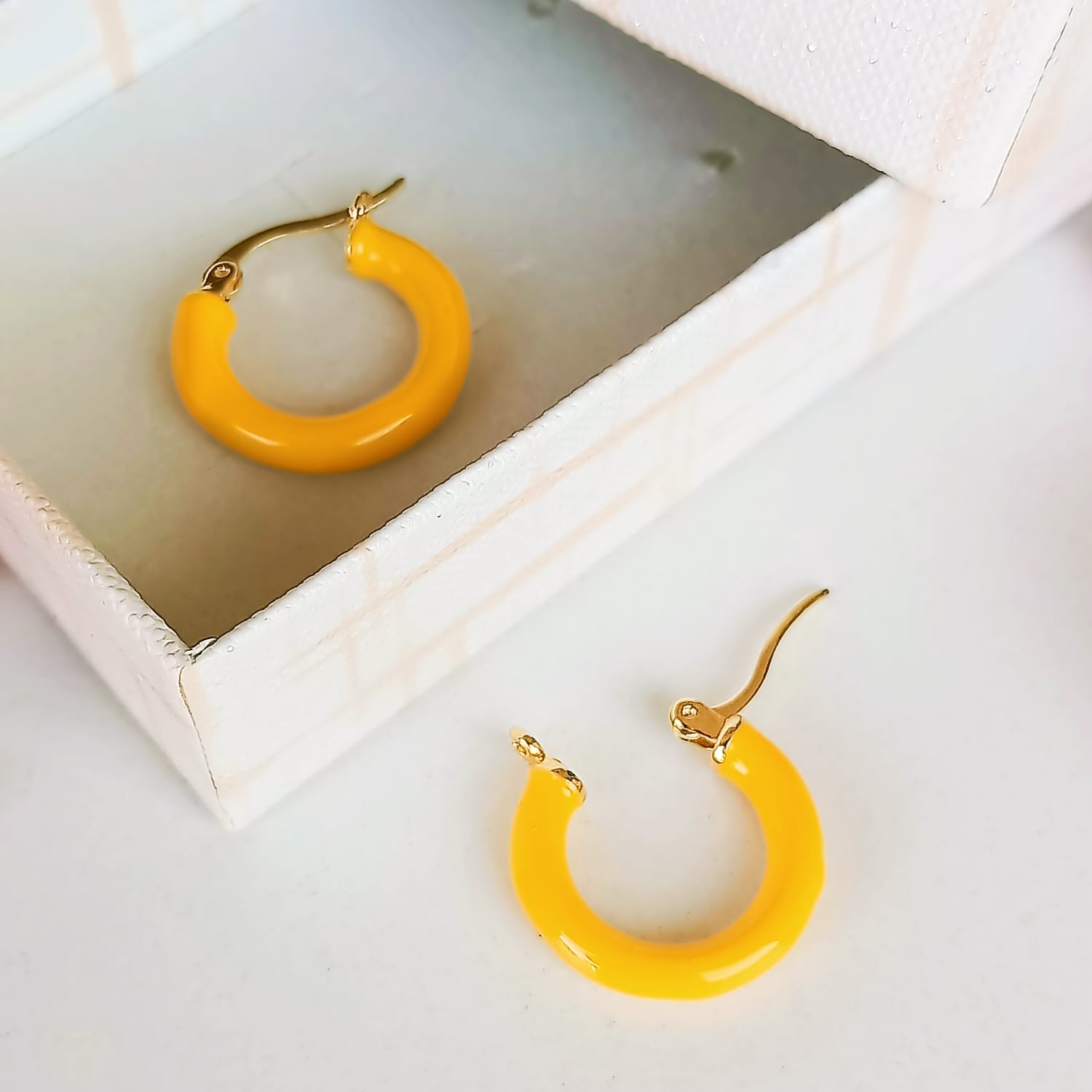 ARGOLLAS EL BAÚL DE JUMA HOOP CHAPADAS EN ORO 18K AMARILLO NEON - 2