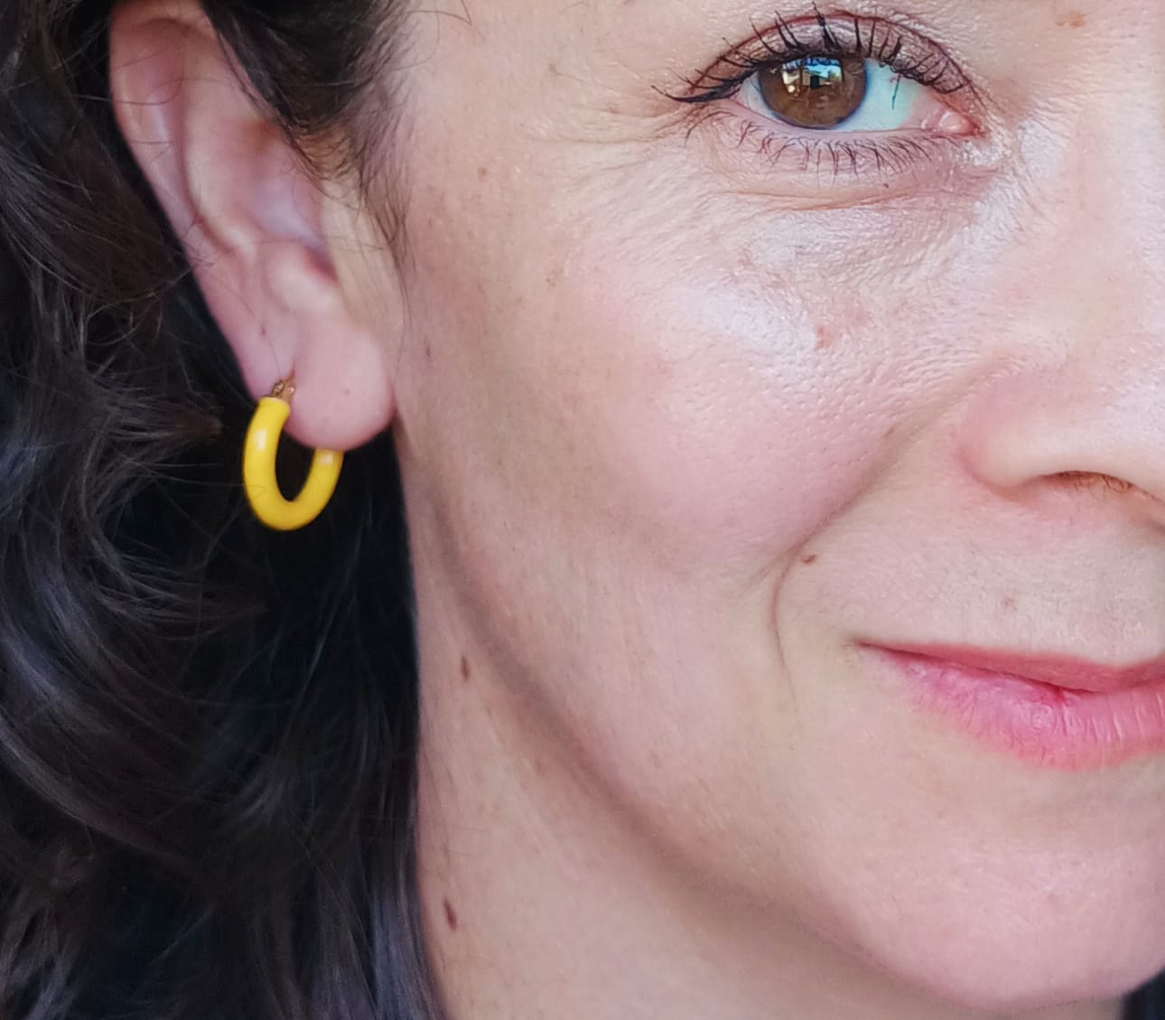 ARGOLLAS EL BAÚL DE JUMA HOOP CHAPADAS EN ORO 18K AMARILLO NEON - 4