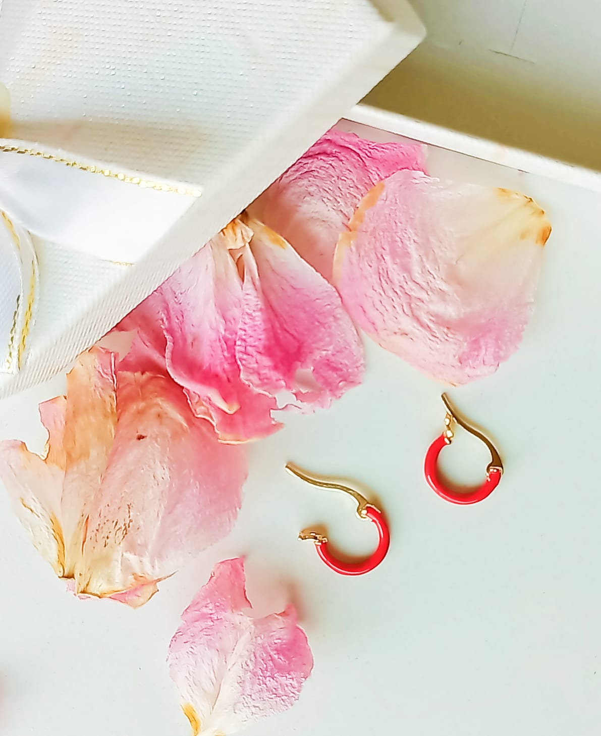 ARGOLLAS EL BAÚL DE JUMA HUGGIES CHAPADAS EN ORO 18K ROJO CEREZA - 4