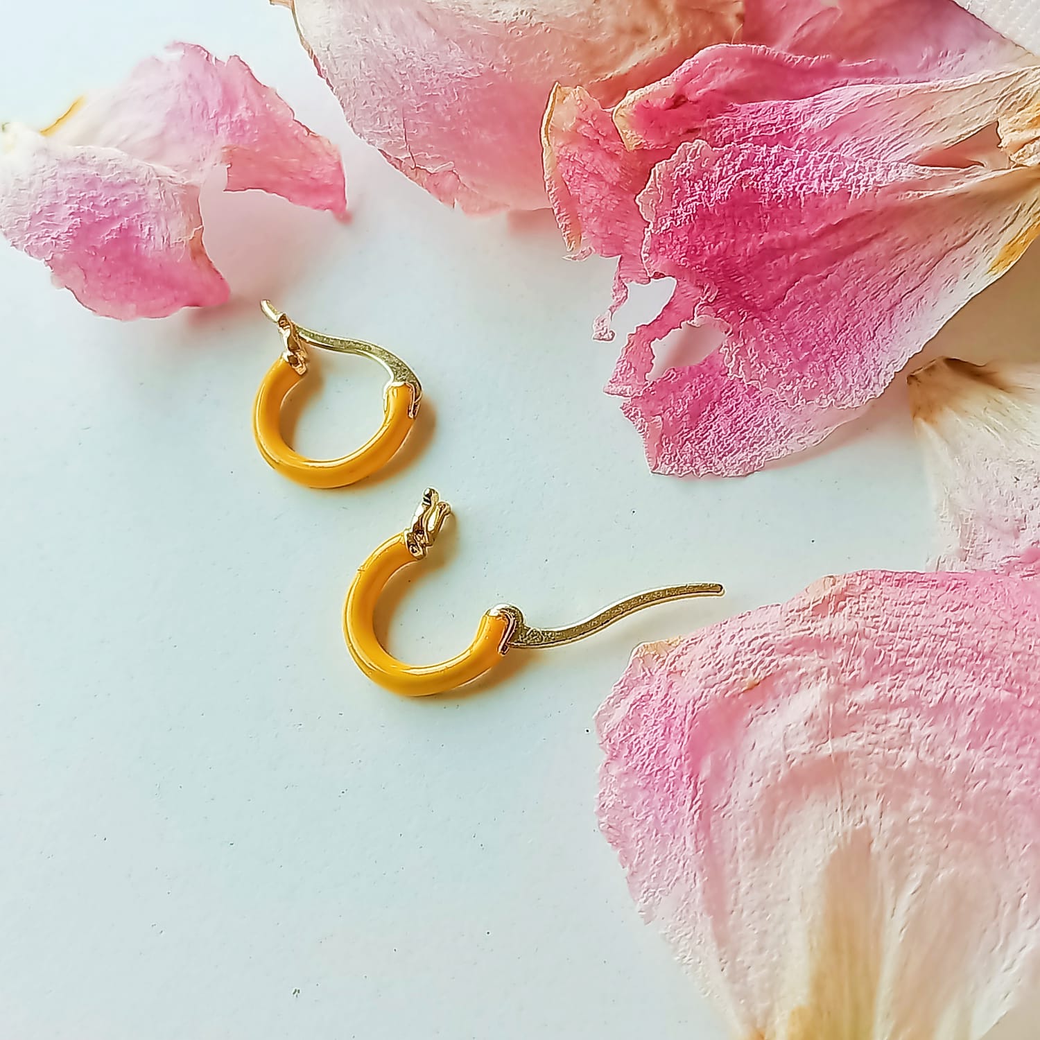 ARGOLLAS EL BAÚL DE JUMA HUGGIES CHAPADAS EN ORO 18K AMARILLO NEON - 3