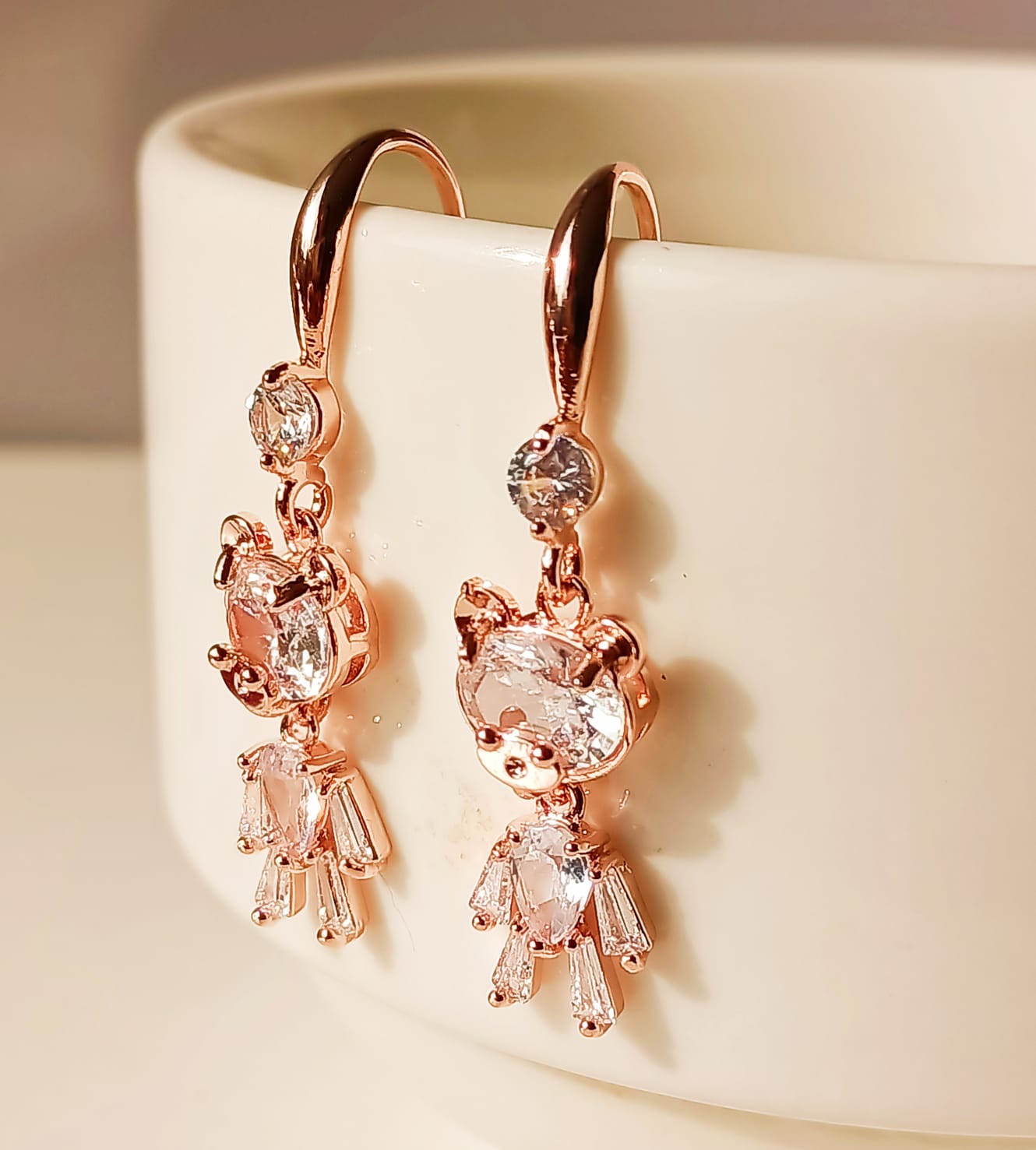 PENDIENTES EL BAÚL DE JUMA DE OSO DE ZIRCONIO BLANCO CON BAÑO DE ORO ROSA 14KL - 2