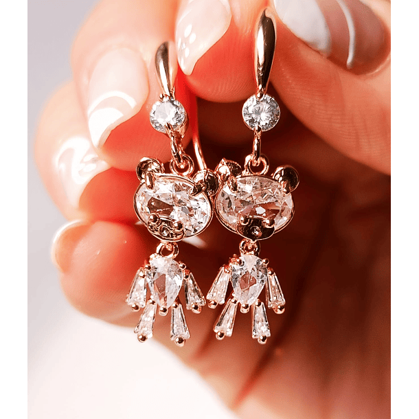 PENDIENTES EL BAÚL DE JUMA DE OSO DE ZIRCONIO BLANCO CON BAÑO DE ORO ROSA 14KL - 4