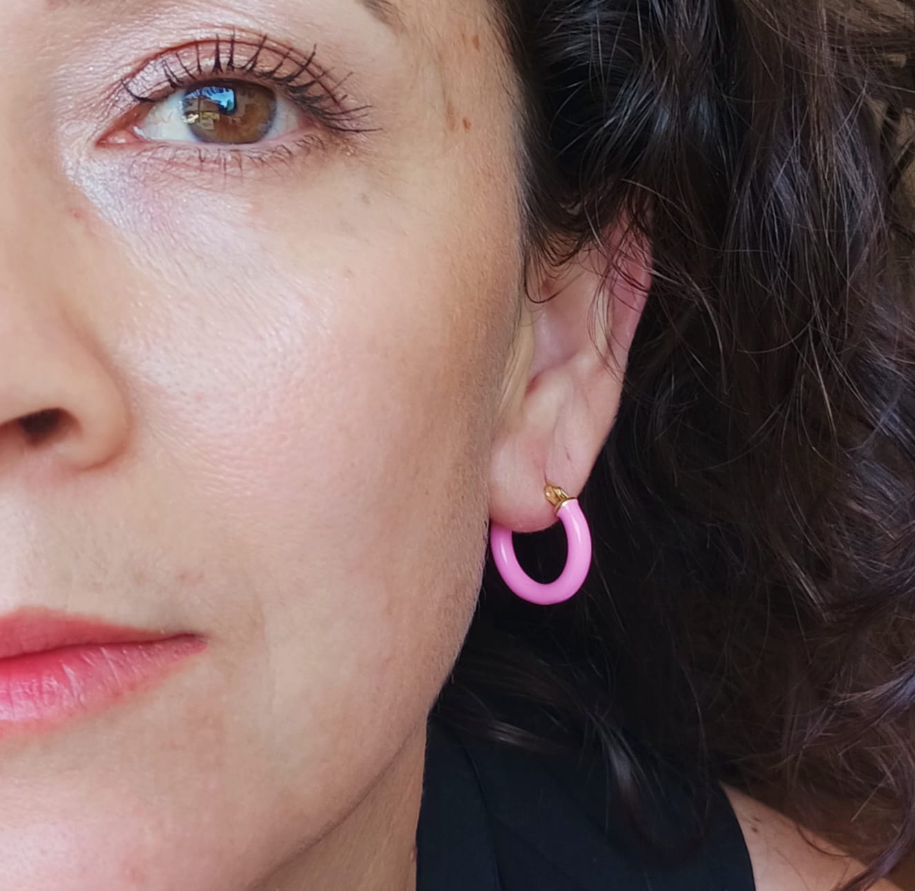 ARGOLLAS EL BAÚL DE JUMA HOOP MEDIANAS CHAPADOS EN ORO 18K SAKURA ROSA CHICLE - 2