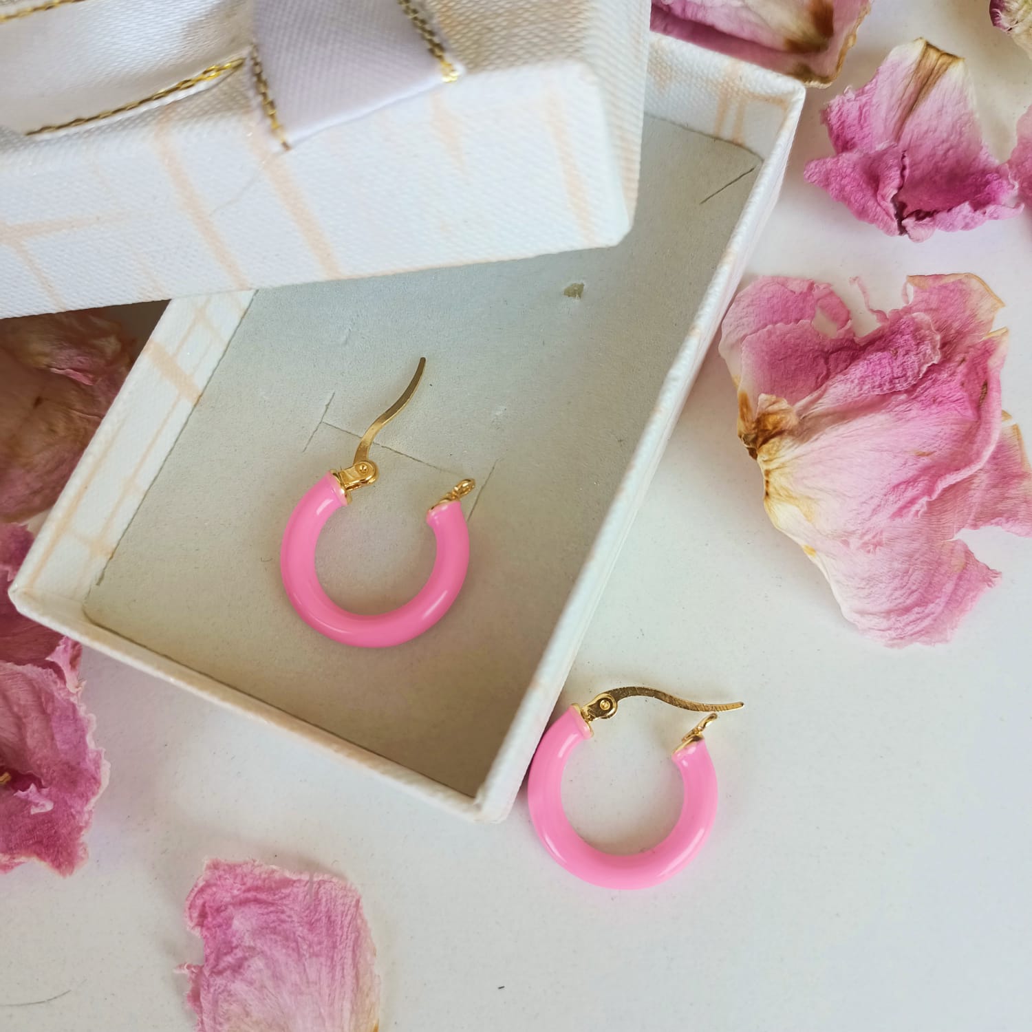 ARGOLLAS EL BAÚL DE JUMA HOOP MEDIANAS CHAPADOS EN ORO 18K SAKURA ROSA CHICLE - 4