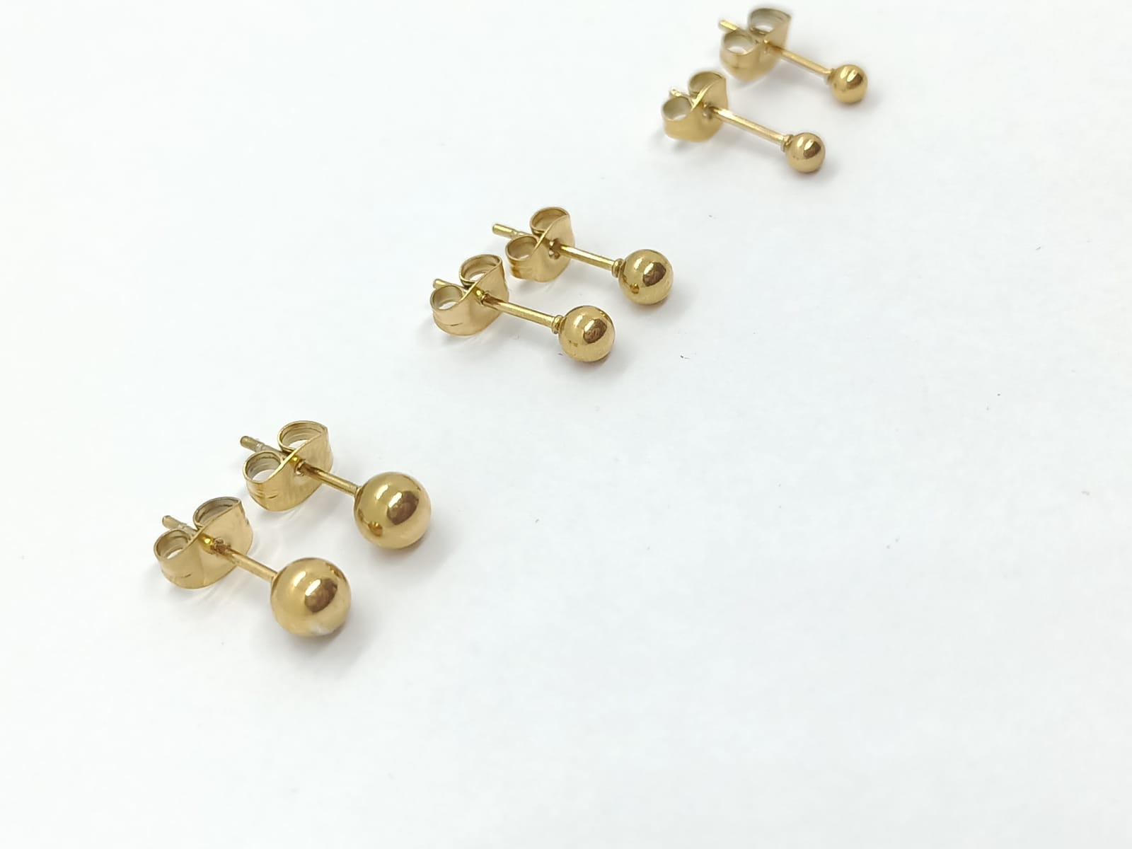 PENDIENTES EL BAÚL DE JUMA ESFERAS HIPOALERGÉNICOS DE 5MM CHAPADOS EN ORO 14KL - 3