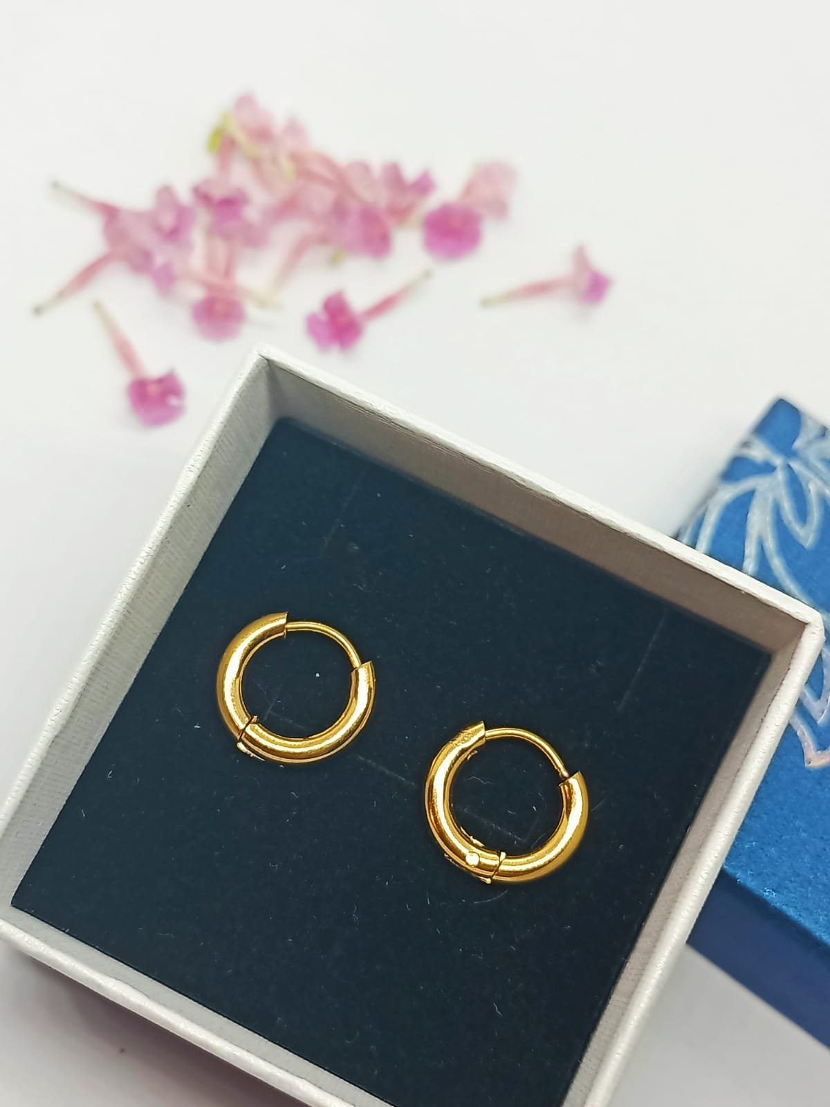ARGOLLAS EL BAÚL DE JUMA HUGGIES CHICAS 8MM ENCHAPADAS EN ORO 18KL - 2