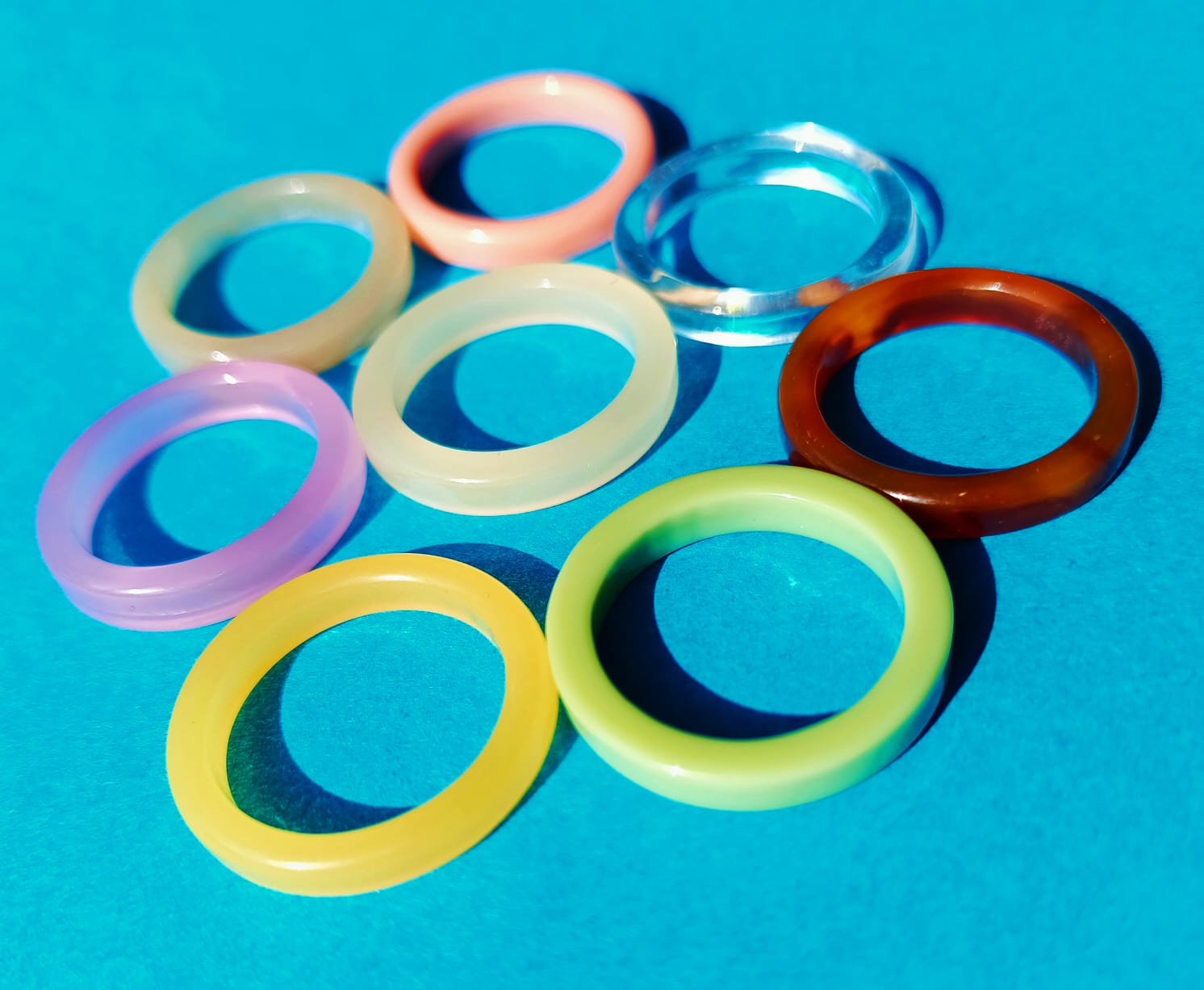 SET X 8 ANILLOS EL BAÚL DE JUMA RESINA COLORES JUVENIL FRESCOS COLORIDOS MIDI - 4
