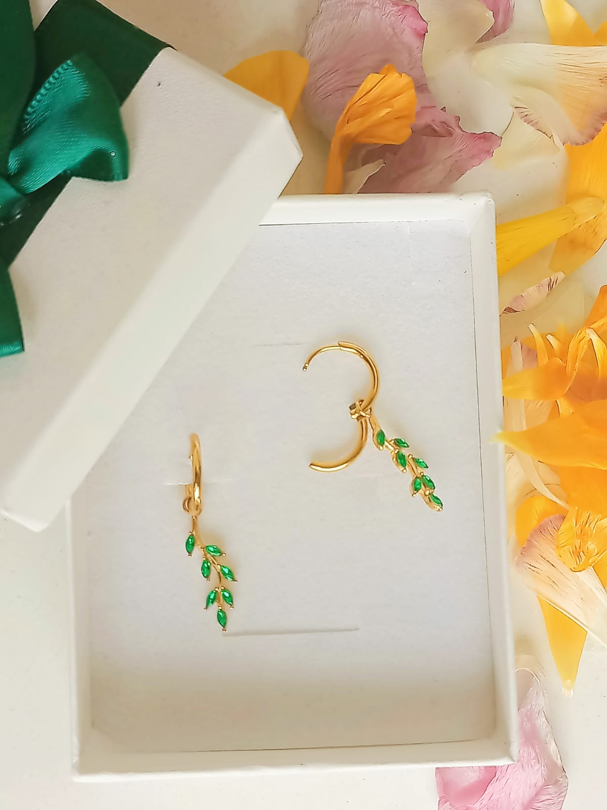 ARGOLLAS AROS HIEDRAS HUGGIES CIRCONIO VERDE CHAPADA EN ORO 18K - 2