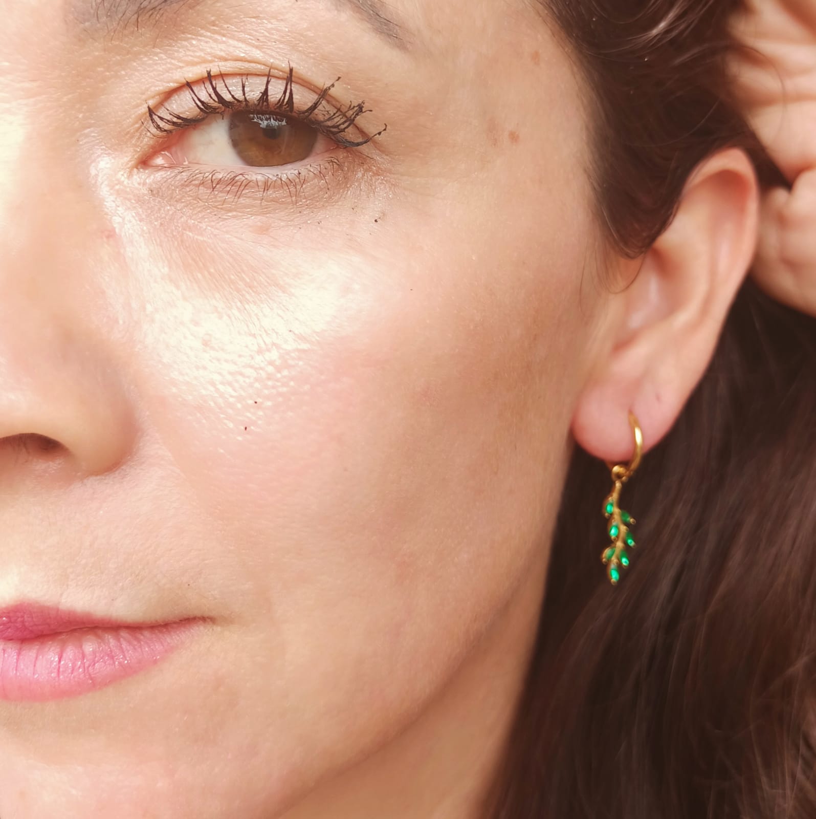 ARGOLLAS AROS HIEDRAS HUGGIES CIRCONIO VERDE CHAPADA EN ORO 18K - 3