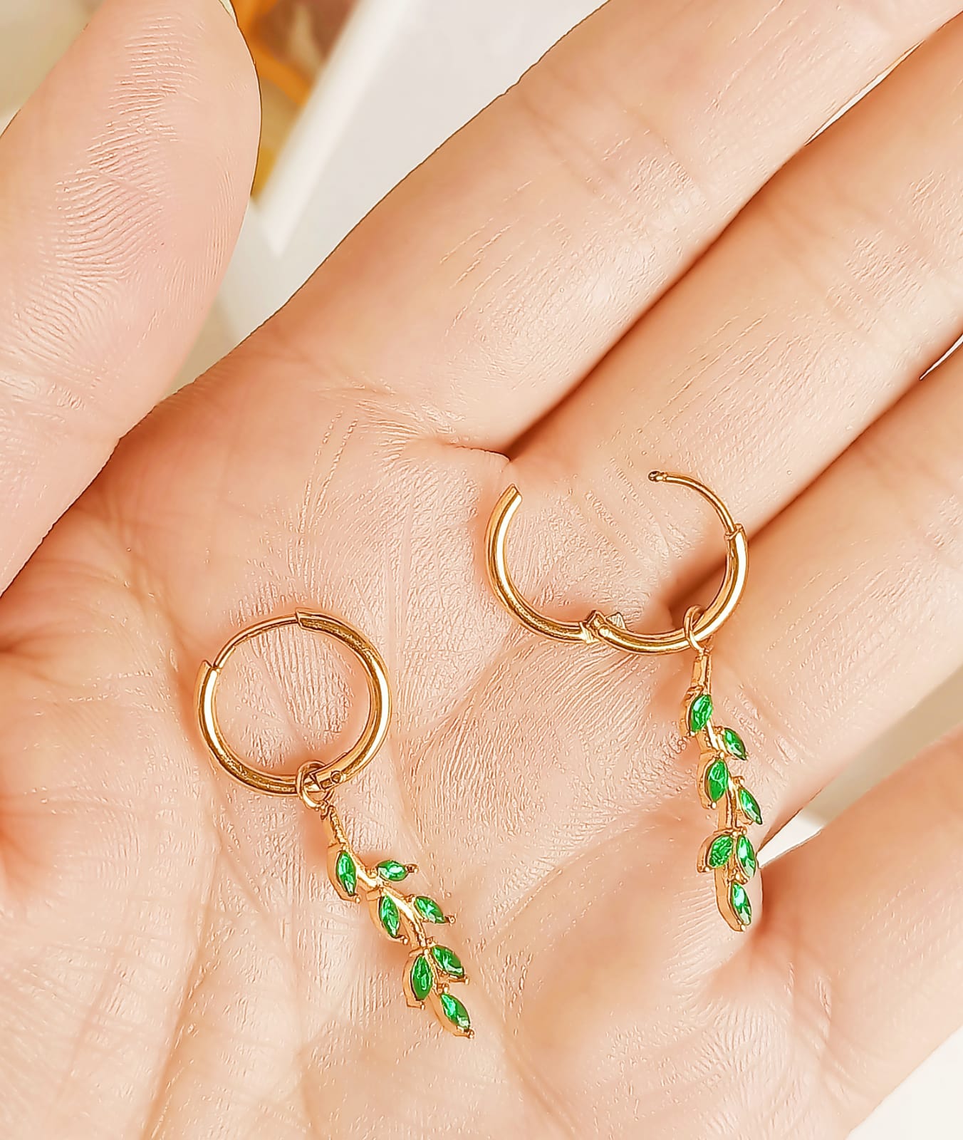 ARGOLLAS AROS HIEDRAS HUGGIES CIRCONIO VERDE CHAPADA EN ORO 18K - 4