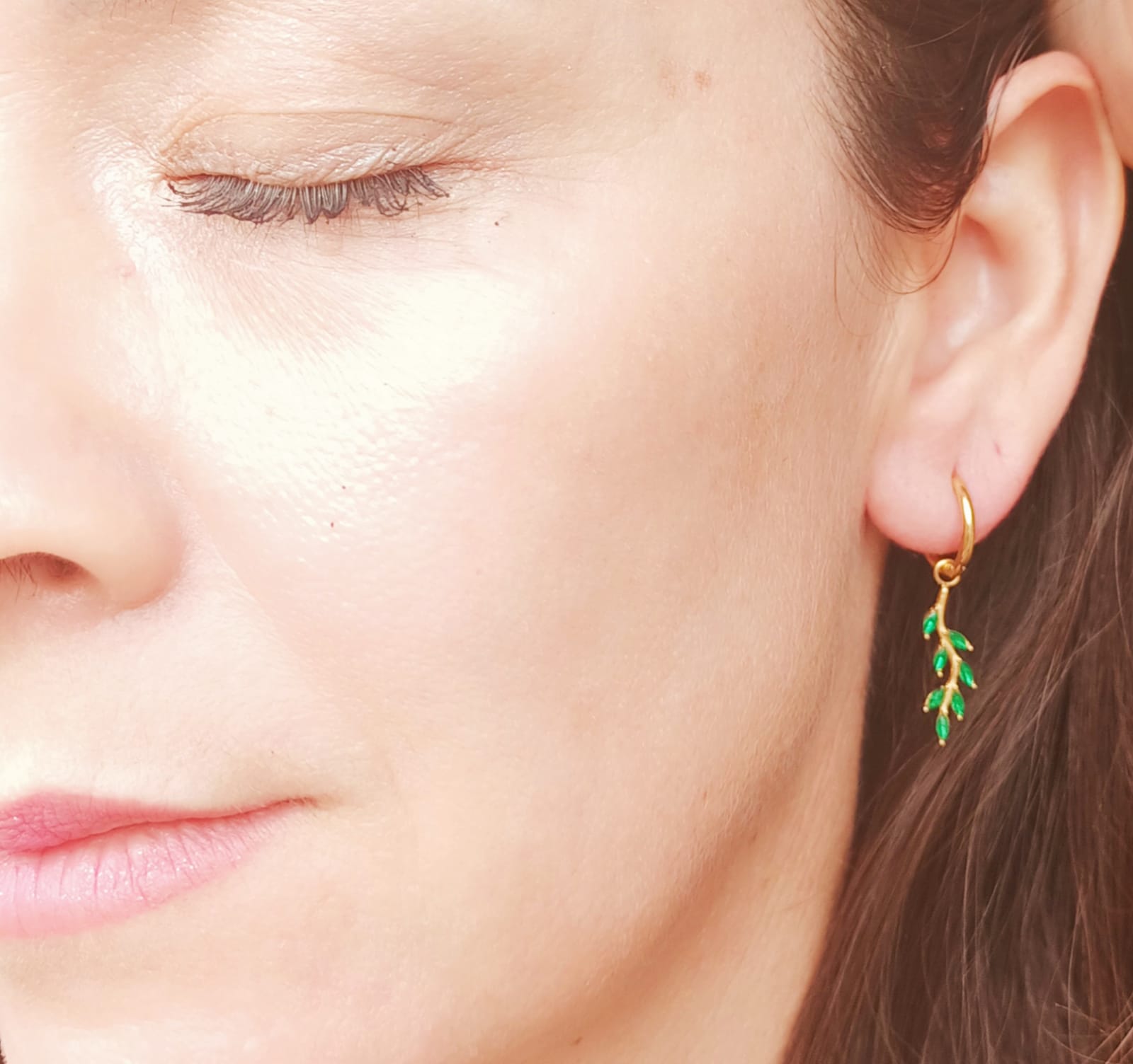 ARGOLLAS AROS HIEDRAS HUGGIES CIRCONIO VERDE CHAPADA EN ORO 18K - 5