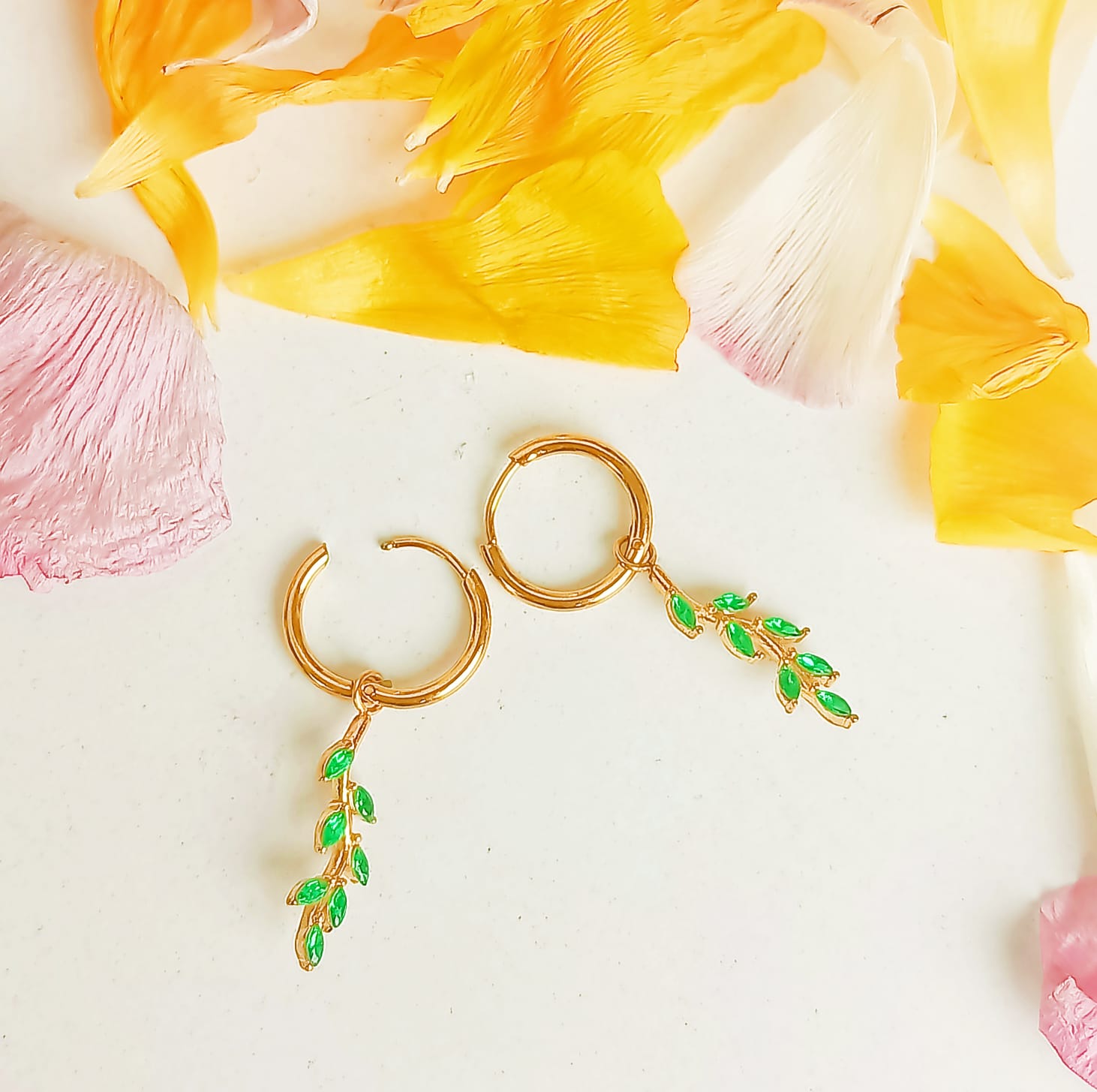 ARGOLLAS AROS HIEDRAS HUGGIES CIRCONIO VERDE CHAPADA EN ORO 18K - 6