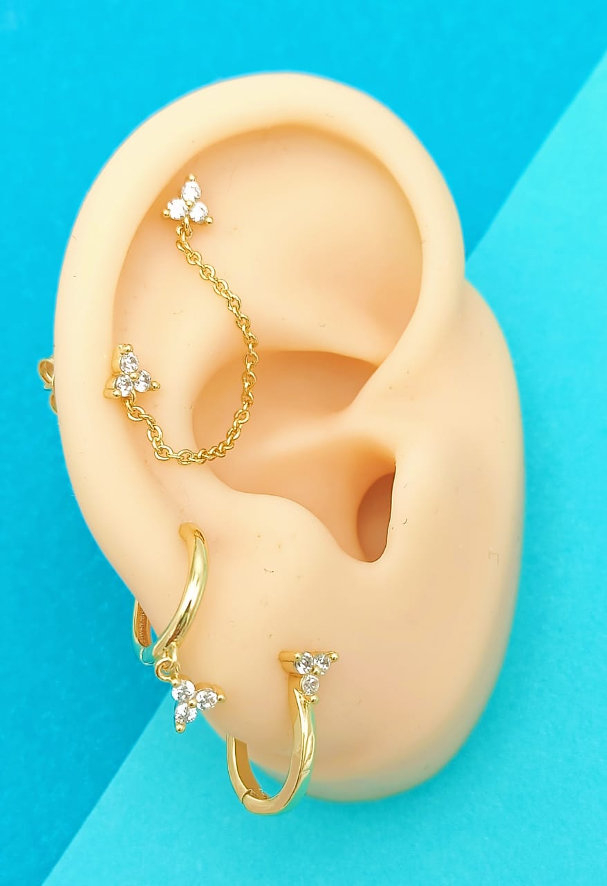 SET CONJUNTO HUGGIES PENDIENTES FLOR TRÍMERA CHAPADOS EN ORO 18K - 2