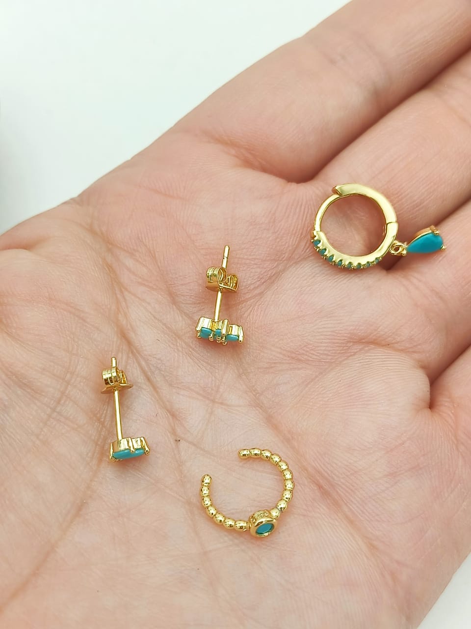 SET CONJUNTO HUGGIES PENDIENTES TURQUESA CHAPADOS EN ORO 18K - 2