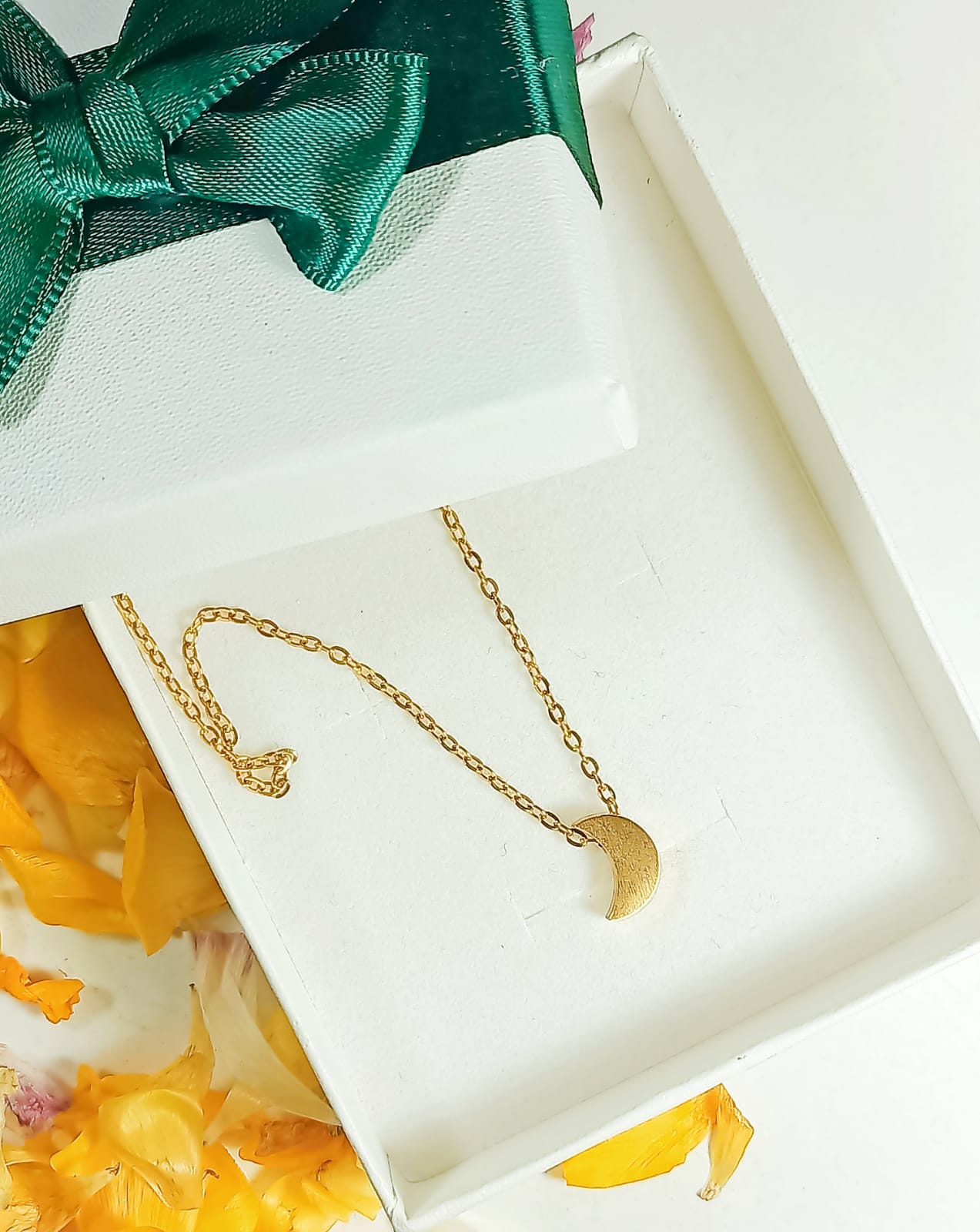 CADENA COLGANTE LUNA MINIMALISTA CHAPADA EN ORO 18K - 3