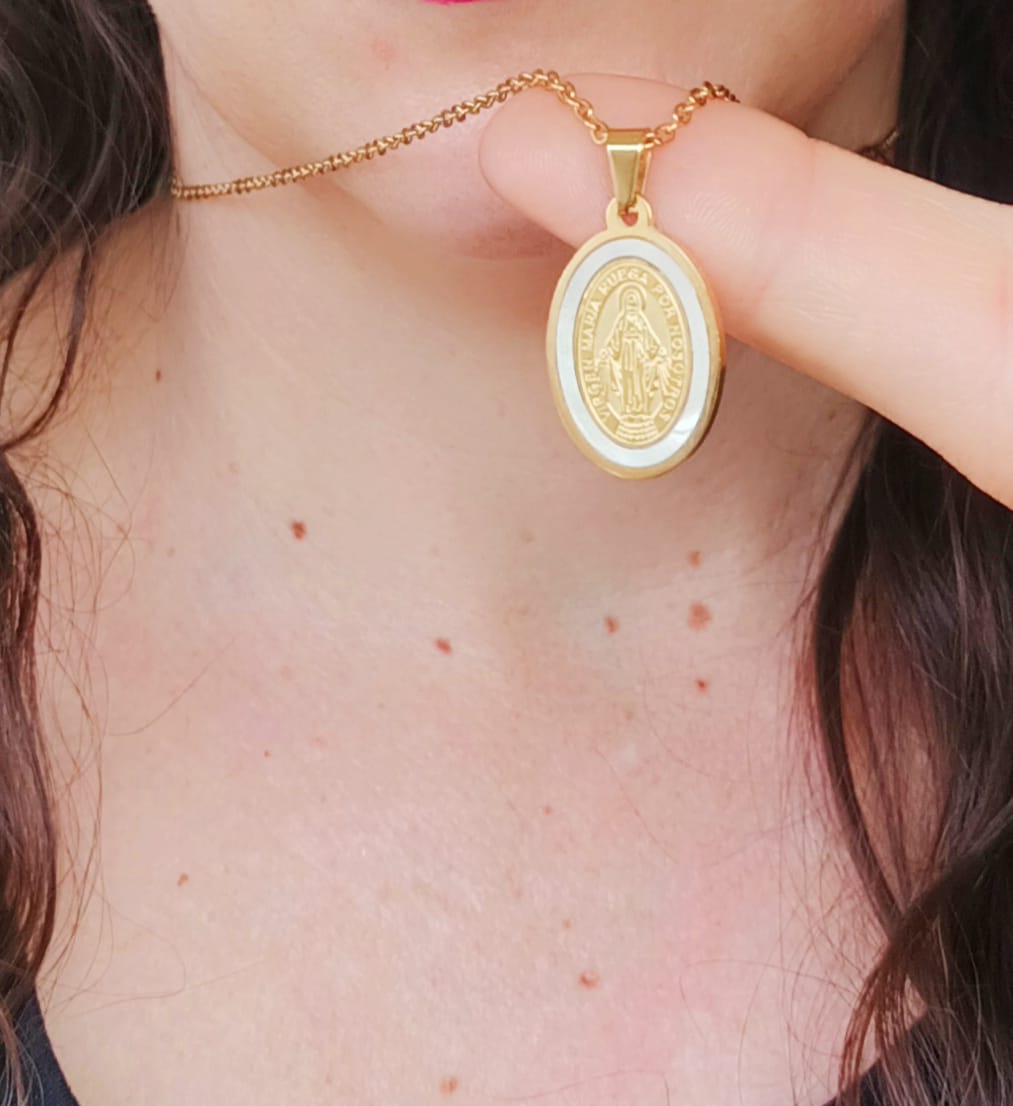 COLGANTE MEDALLA VIRGEN MARÍA NÁCAR CHAPADA EN ORO 18K AMOR - 2