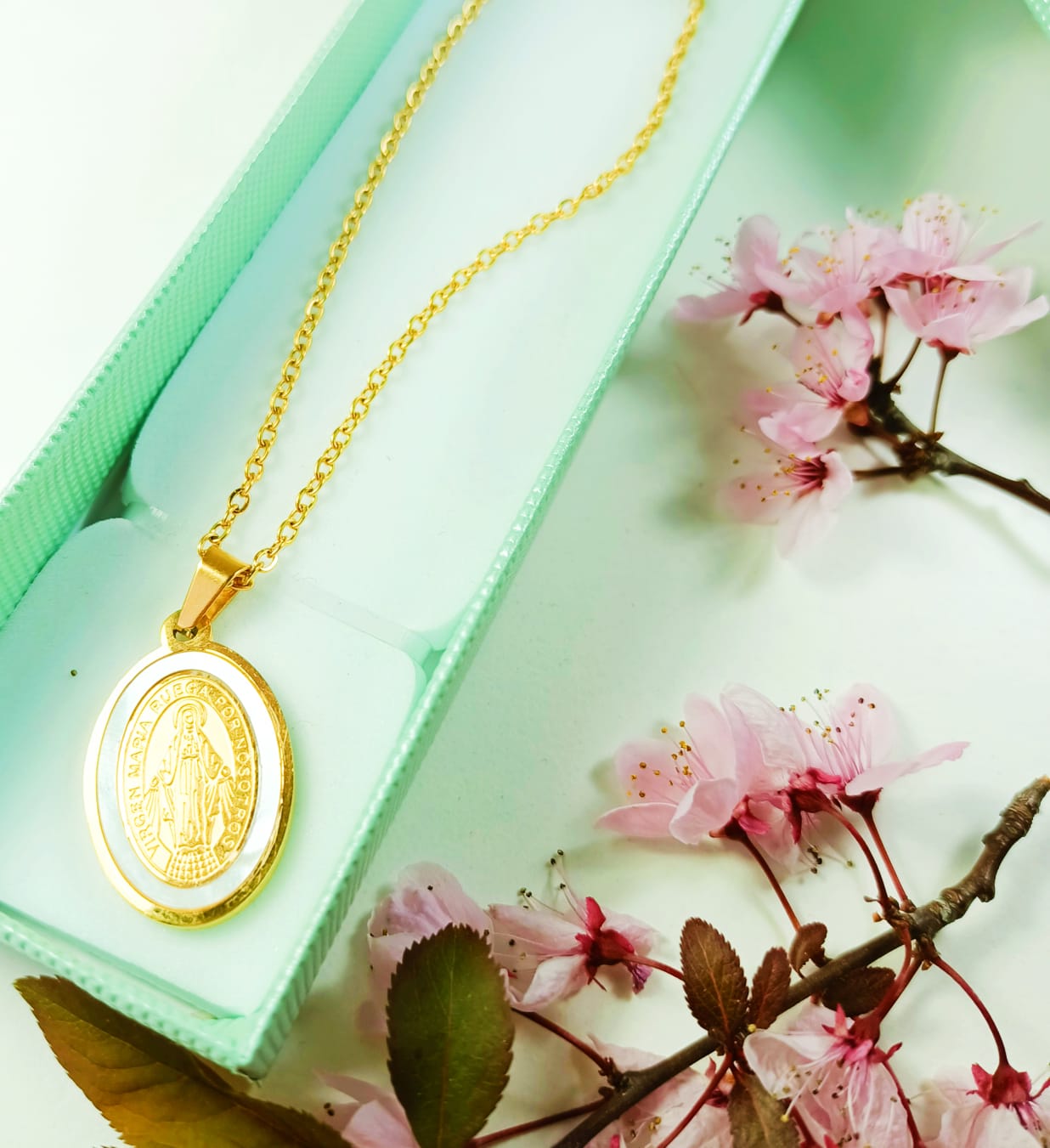 COLGANTE MEDALLA VIRGEN MARÍA NÁCAR CHAPADA EN ORO 18K AMOR - 3