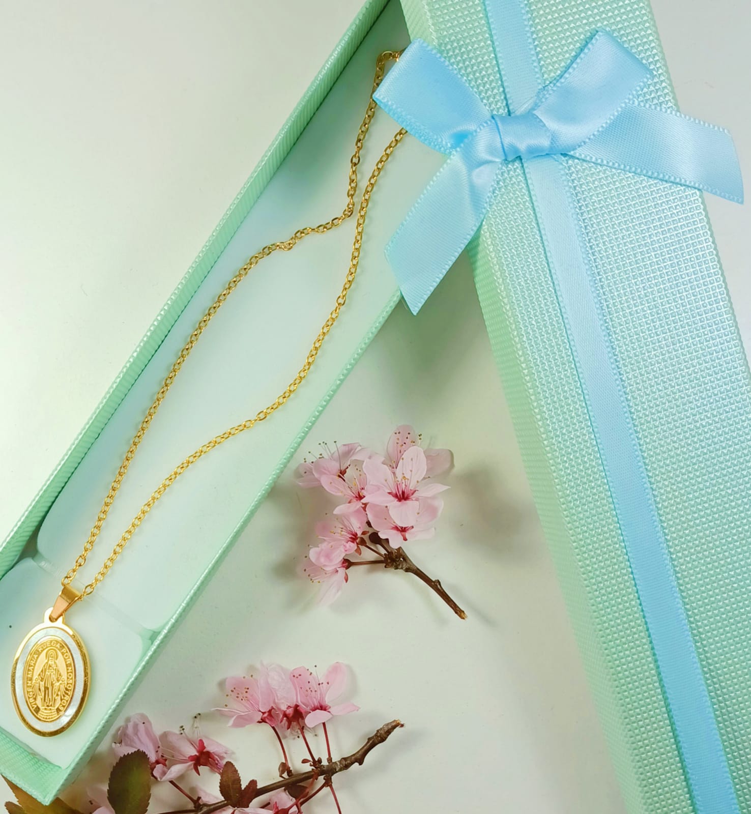 COLGANTE MEDALLA VIRGEN MARÍA NÁCAR CHAPADA EN ORO 18K AMOR - 4